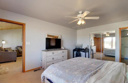 Families Welcome! Overgaard Cabin with Playground - Foto 12