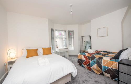 Modern 4 Bedroom House Sleeps 10 Free Parking Liverpool - Foto 68