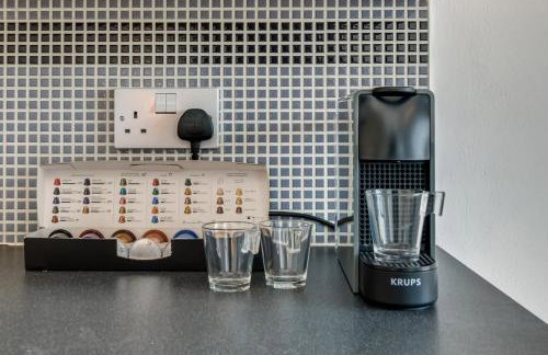 Chic and Bright Apartment Near the Water - Photo 11