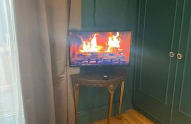 The Big Cosy Boudoir Bed + Hot tub - Photo 4