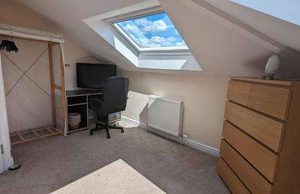 Cheltenham large house with gym, bar & hot tub - Photo 13