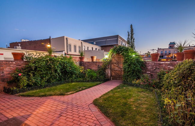 Elegant Loft-style Retreat in Old Firehouse Alley - Foto 26