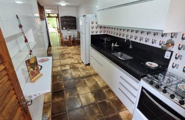 Casa Super Agradável, 250 metros da praia da Areia Preta, cinco quartos com ar, wifi, garagem, completa - Foto 17