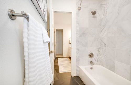 Mid-Century Mod - 7 BR Sleeps 22 - Hot Tub & Game Room - Foto 35