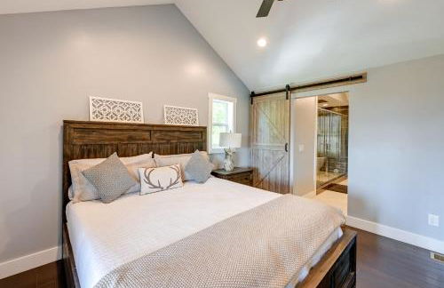 Beautiful Franklin Home with Bunkhouse and Hot Tub! - Foto 12