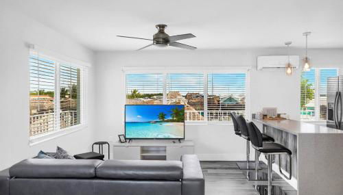 Waterfront Studio 2, Couples Oasis, Kayaks, Pool - Photo 4