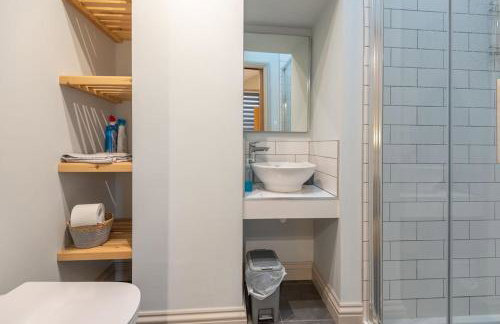 Sleeps 6 4 bedrooms 2 minute walk to the Square Hosted Happy Valley Cast - Photo 54