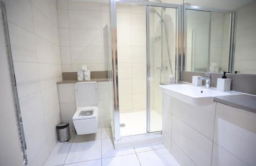 Spacious 3-Story Retreat with Rooftop Terrace and Modern Amenities - Foto 78