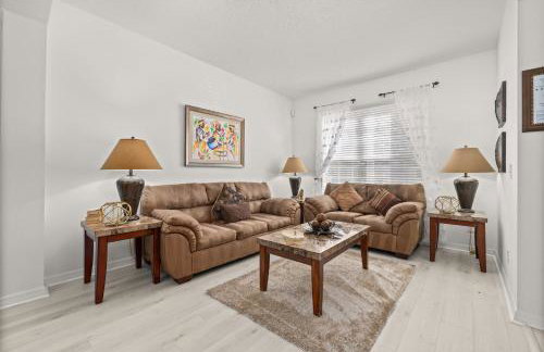 483-Stunning 6 bed home with private pool overlooking quiet conservation area - Foto 7