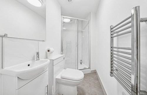 Modern & Cozy Private Double Room - Shared House by AltoLuxo Short Lets & Serviced Accommodation with Free WiFi & Parking - Foto 12