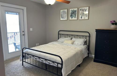 Lakeside Retreat with pool, dock & game room - Foto 10