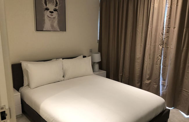 Thames View 2 Bed Apartment With Balcony - Photo 2