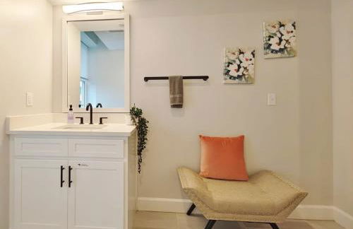 Fun Cozy Apts - 1 25 Mile Walk to TIAA Bnk Fld - Foto 8