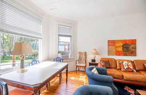 Step Back in Time Charming Victorian with Modern Amenities - Foto 1