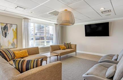 Newport 1 BR w Work Setup by Anyplace - 11747 - Foto 34