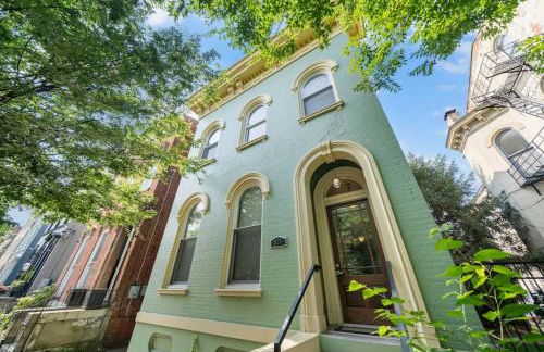 City Escape 2BR Steps to TQL near OTR and Downtown - Foto 33