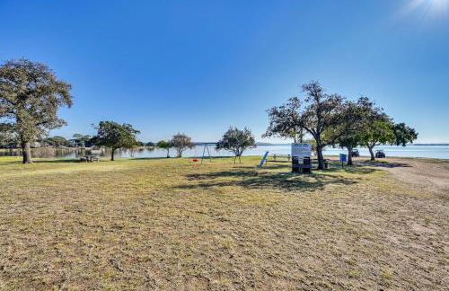 Modern, Spacious! Lake Buchanan Retreat with Hot Tub - Foto 39