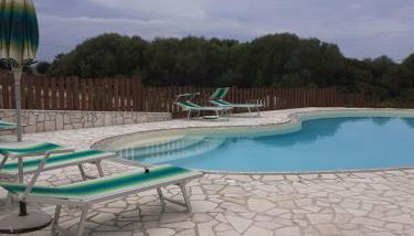 agriturismo gli olivastri appartamento raggio di sole , con piscina e vista mare ,climatizzatore,wifi - Photo 4, sunbed