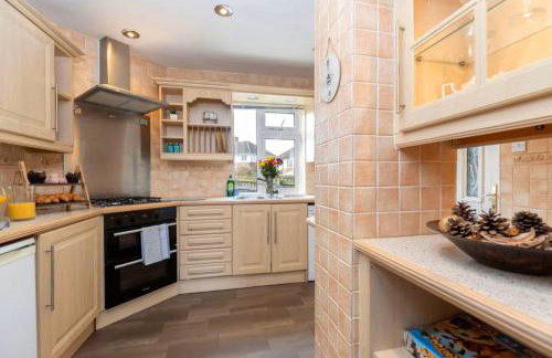 DiscountsContractorsWIFIFree ParkingSmart TV - Photo 6