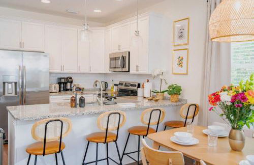 The Botanical Suite Newly Built Upscale Central - Photo 36