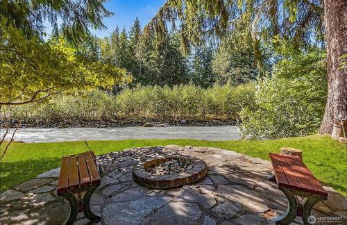 NEW: Steps from White River near Mount Rainier National Park - Foto 2