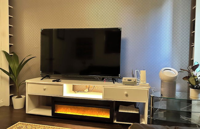 Stylish 1BR Apt w/ Fireplace & High-speed Wifi - Foto 16