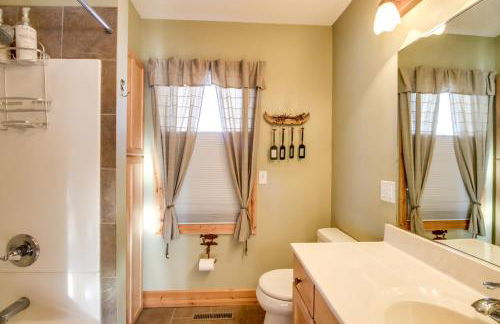 Lakefront Isle Escape with Dock and Fire Pit! - Foto 16