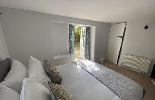 April Cottage - Photo 8