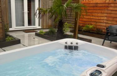 Romantic Luxury Cabin & Hot Tub near New Forest Dorset - Photo 8