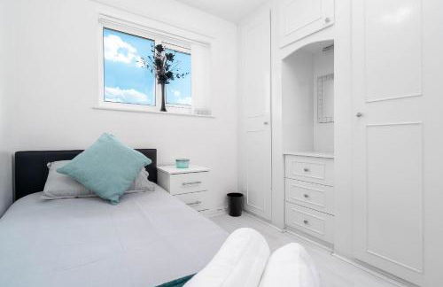 Modern 4 bedroom home ideal for Contractors, Groups and families ,FREE parking for multiple vehicle's - Foto 13