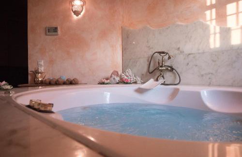 Tranquil Infinity Pool Getaway (private jacuzzi and steam bath, pool, garden, sea and city views) - Foto 18