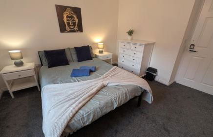 Large Modern House with Private Parking - Foto 88