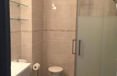 Studio avec balcon exposé sud-ouest, parking et animaux admis à 300m du centre - FR-1-524-84 - Foto 5