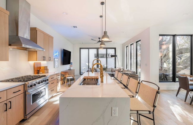 Modern Retreat w/ Pool, Guest House & Deck Lounge Henley by Avantstay - Foto 10