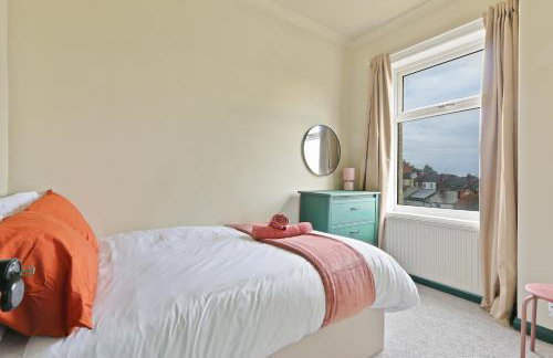 Home from Home 4 Bed - Ideal for Workers & Great for Groups, FREE Parking, Spacious, Pet Friendly Netflix - Foto 24