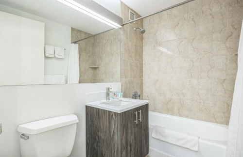 FiDi 1 BR w Work Setup by Anyplace - 11687 - Foto 23