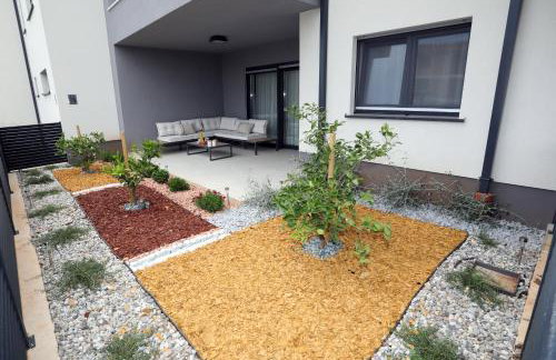 New luxury air-conditioned apartment, with jacuzzi, free parking and gardens - Foto 8