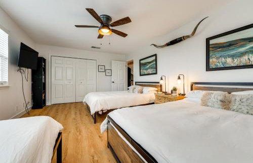 Modern Fischer House with Deck, Fire Pit and Hot Tub! - Foto 23