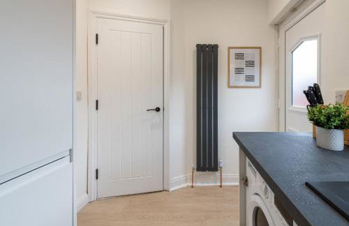 Spacious Modern 2BR - Parking - Workspace Area, Ideal for Contractors & Long Stays - NordStay - Foto 15