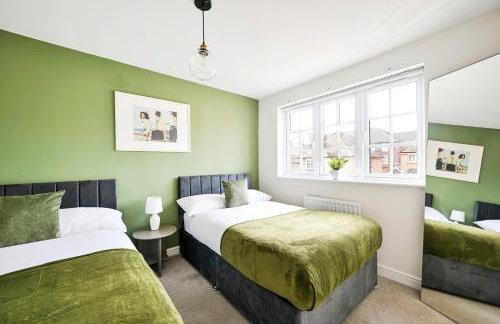 LUX Contractor & Family Haven - Parks x2, Sleeps 9 - Foto 1