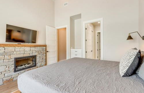 Game Room and Hot Tub! Lakefront Monkey Island Haven - Foto 26