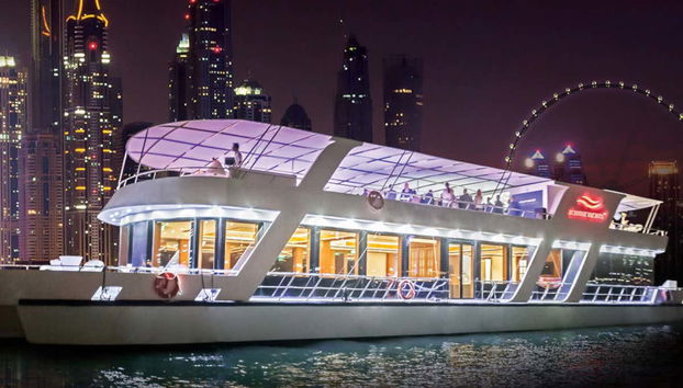 Navegando por la costa de Dubái Marina