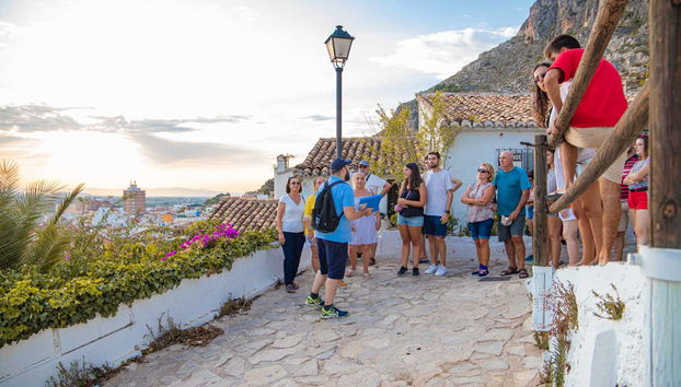 Atendiendo a las explicaciones del guía en el tour por Cullera