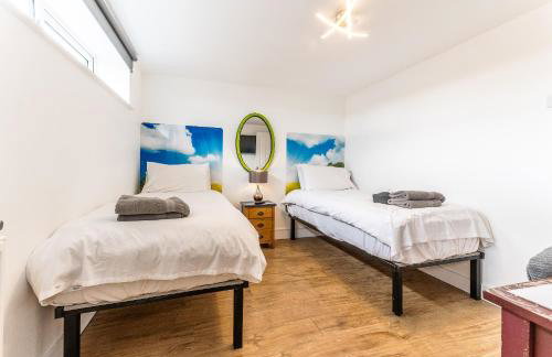 UPSIDE DOWN HOUSE - Sleeps up to 6 Guests - Great for Family and Friends Gatherings,Corporate events ,Near Sherwood Forest at Fairview Farm in Nottingham set in 88 acres - Foto 14