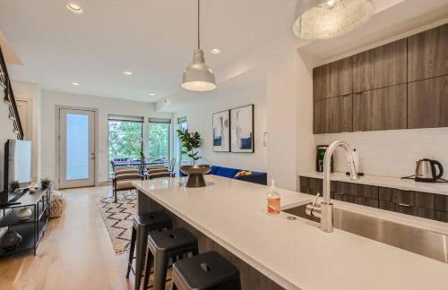 Upscale Townhome w/ Stunning Rooftop Views - Foto 2