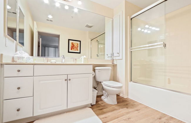 Global Luxury Suites at The Village - Photo 38