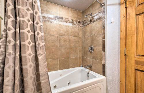 Family Home with Hot Tub - Walk to Johnson Lake! - Foto 14