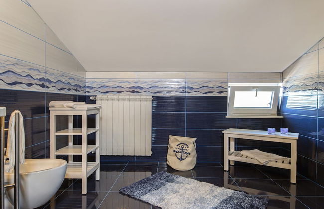 Villa with Swimming Pool, Outdoor Kitchen, Sauna, Hot Tub, Play Area, Sea View - Foto 26