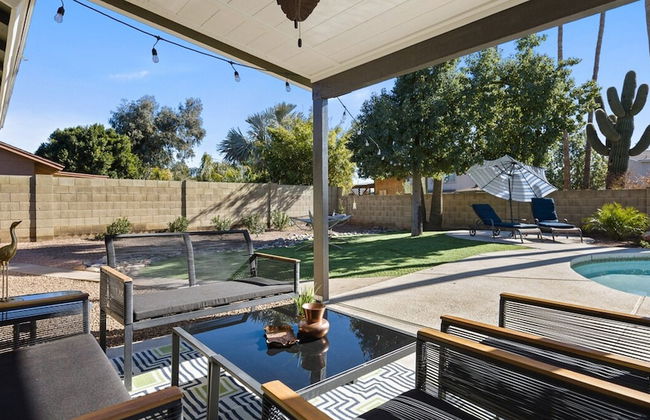 Modern and Stylish Remodeled 4 Bdrm w/ HTD Pool! - Foto 36