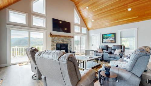 Hilltop Hideaway - Photo 2